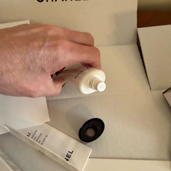 CHANEL AUTHENTIC CC CREAM #10 BEIGE - Picture 3 of 10